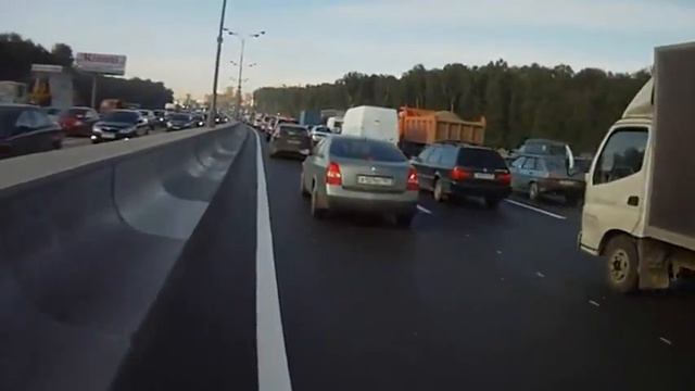 Байкер спасает котенка на МКАДЕ смотреть онлайн