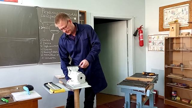 Резание металла слесарной ножовкой смотреть онлайн