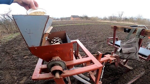 Сеялка вытворяет чудеса с моторсичем. The seeder does wonders with the motor. смотреть онлайн
