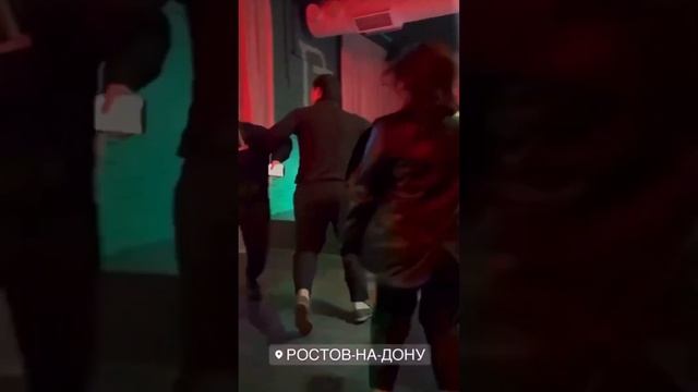 Ростов на Дону тоже ждёт Украину ) Украинская песня в караоке Ростова ) смотреть онлайн