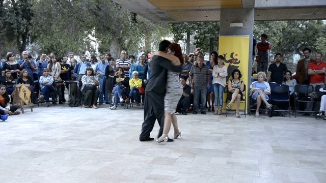 Omar Aguilera y Monica Alarcón - Quinteto Atípico La Resistencia - Milonga Callejera смотреть онлайн