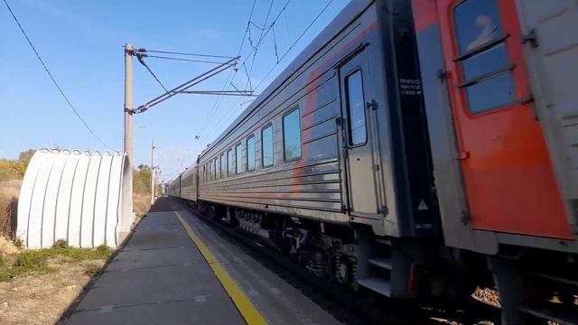 Пугающий тифон!!! Электровоз ЭП1М-425 с пассажирским составом Махачкала-Москва и приветливая бригад смотреть онлайн