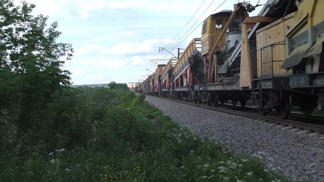 Тепловозы 2М62-0991 и 2М62-0774 с путевой техникой (СЗ-160-4-202/203, ЩОМ1400-024, ТЭС1400-024) смотреть онлайн