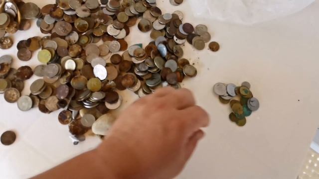 Тысячи монет на пляже в Крыму 2020! Находки на пляже и под водой! Феодосия смотреть онлайн