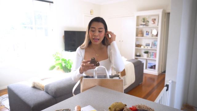 WHAT'S IN MY TRAVEL BAG | EMEM IBANEZ смотреть онлайн