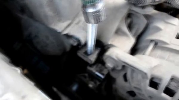Замена ремня генератора на Рено Логан