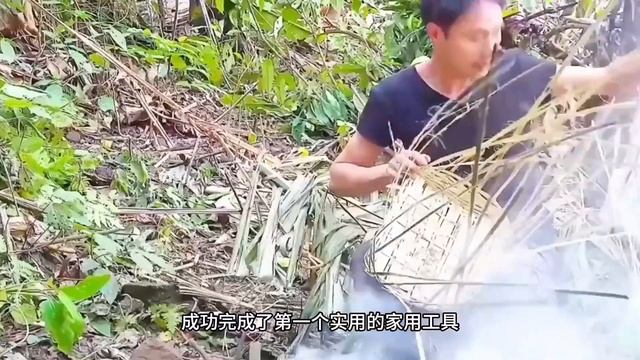 最真实的荒野求生,独自一人啥也没有,借助大自然的物质搭建营地徒手掏野蜂窝,抓老鼠吃！德爷看到都会佩服。 смотреть онлайн