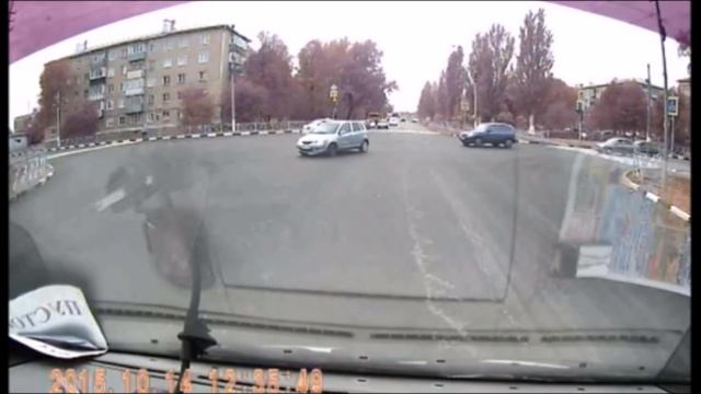 водитель - дальтоник на перекрестке около Пожарной части в г. Алексеевка смотреть онлайн