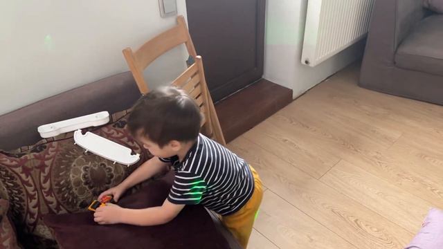 Как занять ребенка дома? Строим халабуду смотреть онлайн