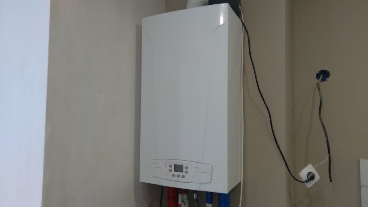 Показываю как снять переднюю крышку котла BAXI ECO HOME 24F смотреть онлайн