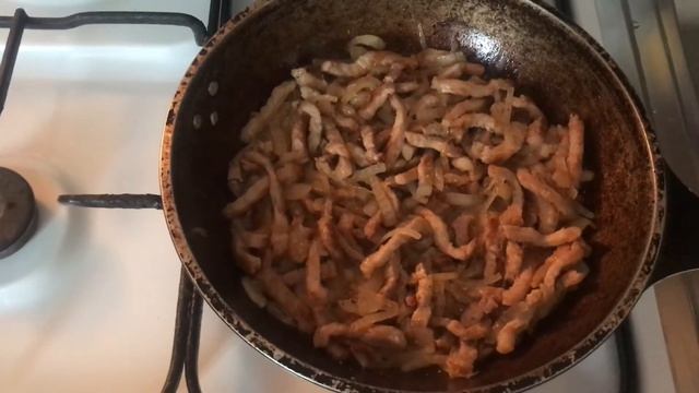 Жареная картошка с мясом и квашеной капустой! смотреть онлайн