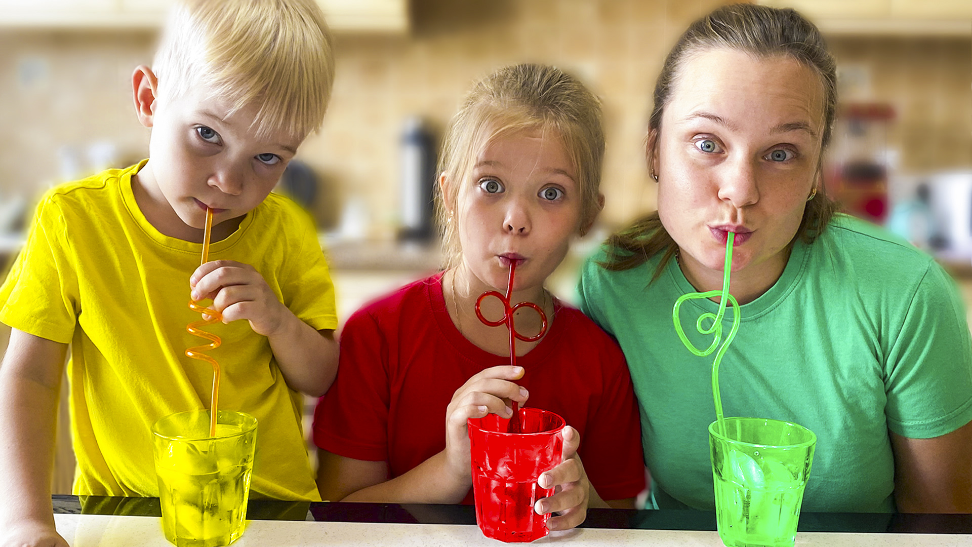 Лера и мама делают цветной лёд - изучаем цвета. смотреть онлайн