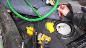 Лендкрузер-200: замена бензонасоса без снятия бензобака