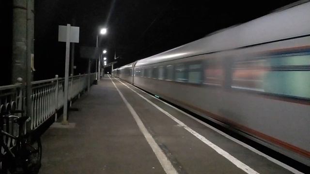 Электровоз ЧС200-006 со скоростным поездом "НЕВСКИЙ ЭКСПРЕСС" проследовал платформу Трубниково смотреть онлайн