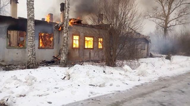 В поселке Рахья (Ленинградская область) горит барак. смотреть онлайн