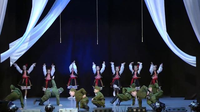 1178 Образцовый танцевальный коллектив «Сюрприз» с Щелкун Солдатская плясовая2 смотреть онлайн