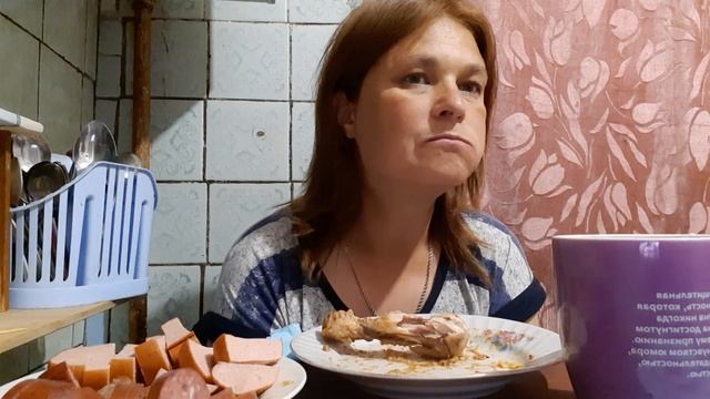 Мукбанг/Макароны с килькой и курочка.