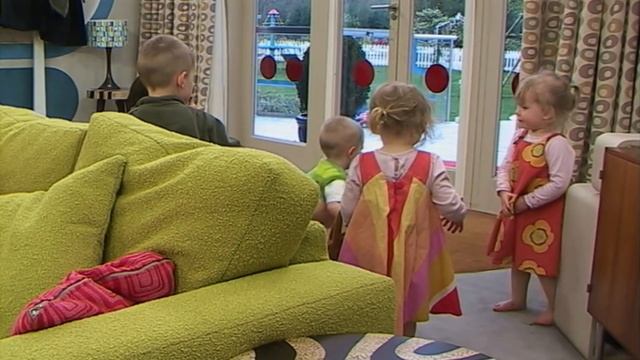 Child Tries to Hit and Push Other Children | The House of Tiny Tearaways смотреть онлайн
