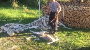 Колун Fiskars X27 в деле.