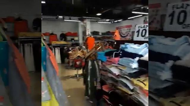 Kops mega Mart смотреть онлайн