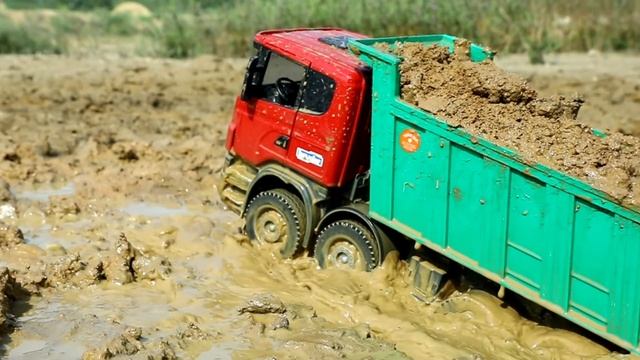 Три минитрактора вытащили самосвал Scania из болота смотреть онлайн