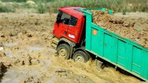 Три минитрактора вытащили самосвал Scania из болота