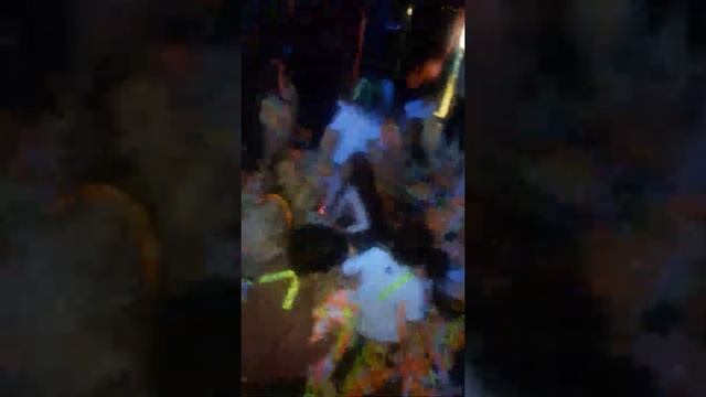 Неоновая вечеринка смотреть онлайн