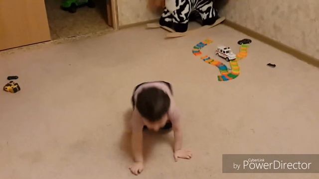 Зажигательный танец малыша. Первый Break-dance двухлетнего мальчика. БРЭЙК от двухлетки ☺ смотреть онлайн