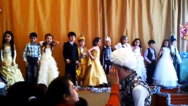 Песенка на День матери, исполняет 1 класс 2011г. смотреть онлайн