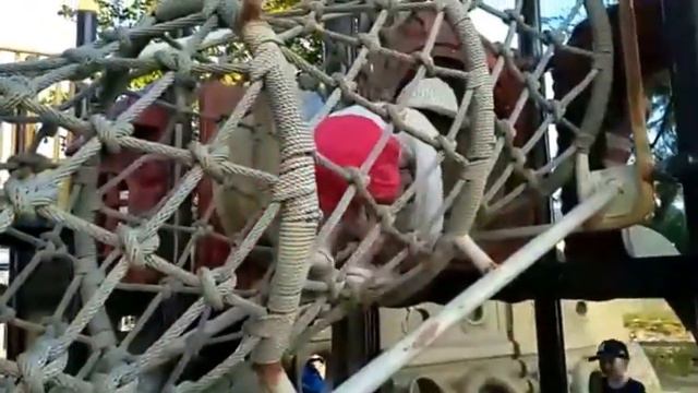 Алинка бегает, прыгает и веселится в Тайланде смотреть онлайн