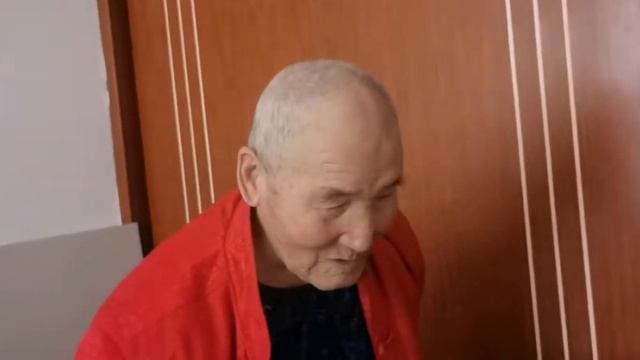 周日爷孙斗嘴学知识，说到爱国系列老爸决不含糊，对今天伙食满意 смотреть онлайн