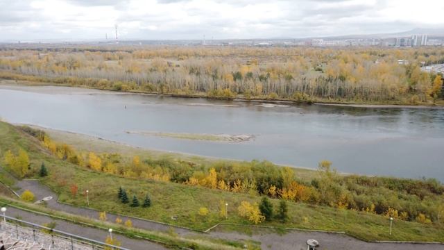Вид с парковки возле ТРЦ Июнь на город и Енисей ( Красноярск Левобережный ) [4K] смотреть онлайн
