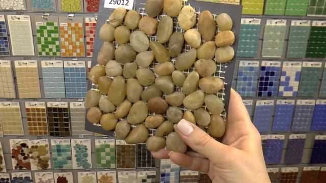 Мелкая коричневая галька на сетке смотреть онлайн