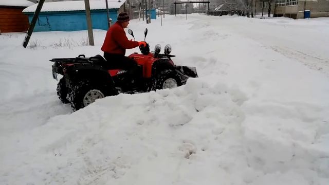 Квадроцикл чистит снег смотреть онлайн