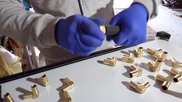 Уголок 90 градусов 16 мм и 12 мм для поворота газового и тосольного рукавов смотреть онлайн