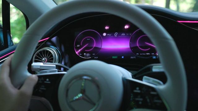 Apple CarPlay vs. Mercedes MBUX смотреть онлайн