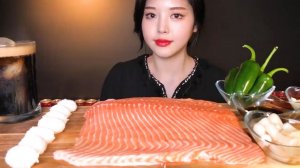 Корейский укус: 2 килограмма лосося. АСМР, реальный звук.