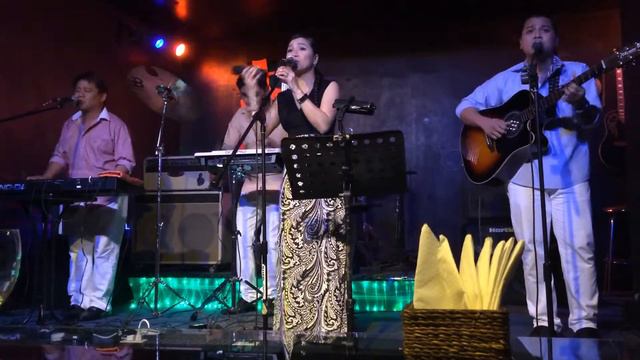 Strings Attached covers Sting's Fragile, at Ka Freddie's Music Bar, Tomas Morato, Quezon C смотреть онлайн