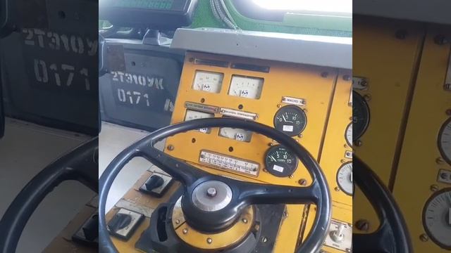 Запуск тепловоза 2ТЭ10УК. Машинист прибыл из поездки и утверждает что тепловоз не запускается. смотреть онлайн