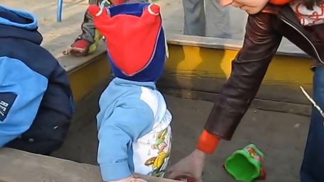 #Дети играют в песочнице. Моя первая разборка в песочнице смотреть онлайн