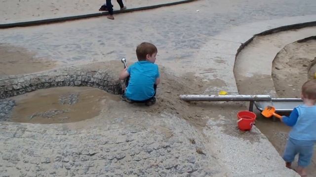 Tierpark Berlin: Playground. Зоопарк Берлин: детская площадка смотреть онлайн