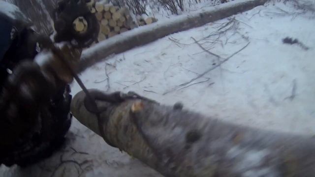 Заготовка дров в делянке на тракторах ЛТЗ Т-40АМ и МТЗ-82. Буксуем на выезде из леса. смотреть онлайн