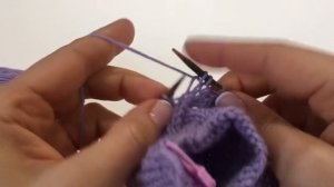 Детские варежки на круговых спицах. Палец индийским клином.