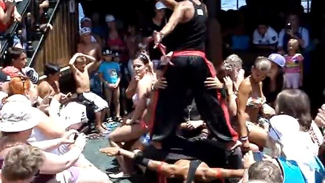 Йог ложится на гвозди. Плюс куча людей сверху смотреть онлайн