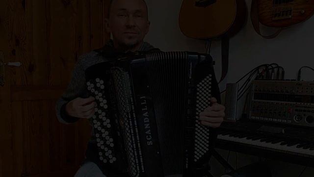 Ukrainian and Russian folk song (Дивлюсь я на небо/Позарастали стёжки-дорожки) смотреть онлайн