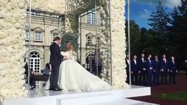 Отец невесты ведет ее к жениху Никите Преснякову смотреть онлайн