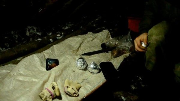 ОДИН В ЛЕСУ. НОЧЕВКА ЗИМОЙ без ПАЛАТКИ. ВЫЖИВАНИЕ . ПОСТРОИЛ УКРЫТИЕ !