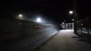 Осторожно, отойдите от края платформы, высокоскоростной поезд Сапсан