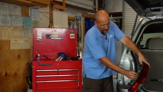 How to Replace a Broken Taillight or Turn-Signal Cover смотреть онлайн