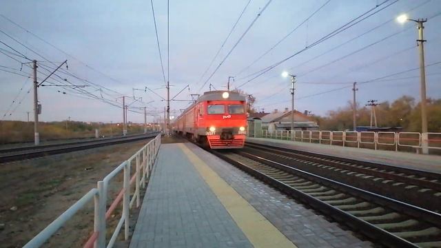 Электропоезд ЭД2Т-0040 прибывает на ст. Пост 1120 км смотреть онлайн